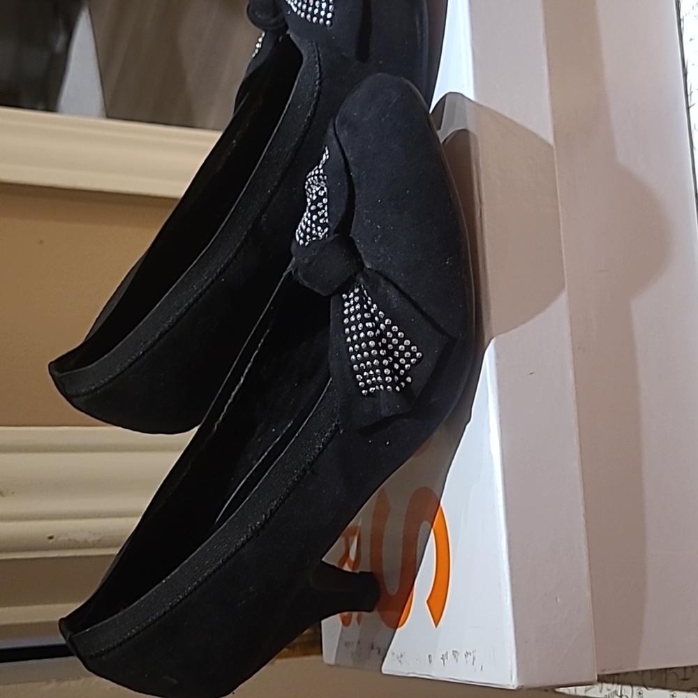 BNIB Michale Kors size 4 black heel